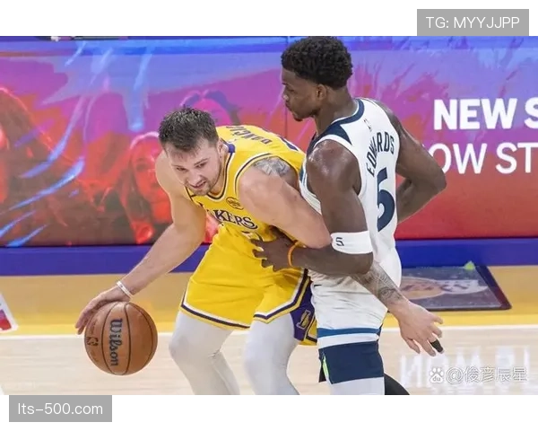 东契奇三节砍下三双，率队大胜对手，现场观众提前庆祝